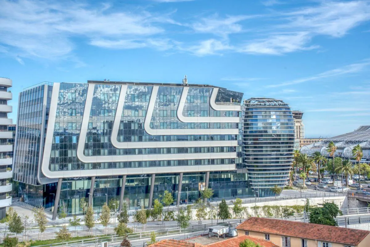 Photographie d'un salon moderne et lumineux par ErgeekPhoto