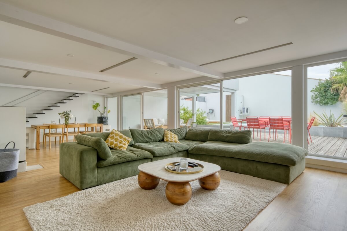 Agent immobilier présentant une maison