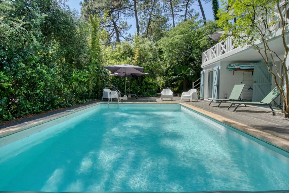 Photo par drone d'une piscine d'hôtel