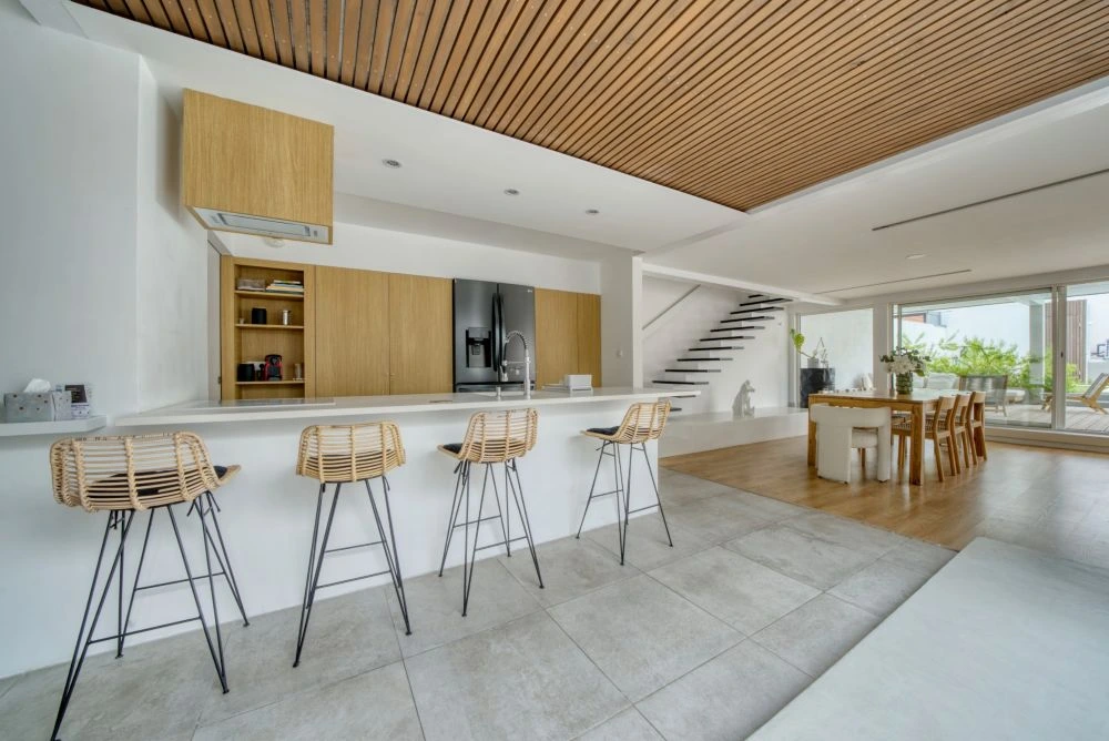 Photographie d'architecture d'une cuisine moderne ouverte sur salon