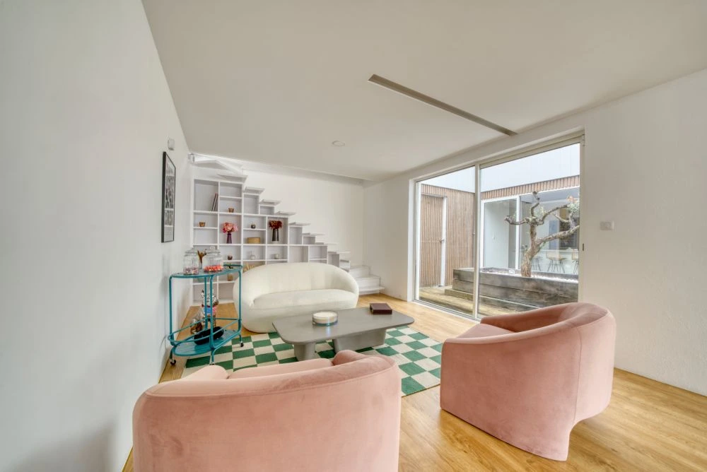 Détail d'une chambre lumineuse avec vue