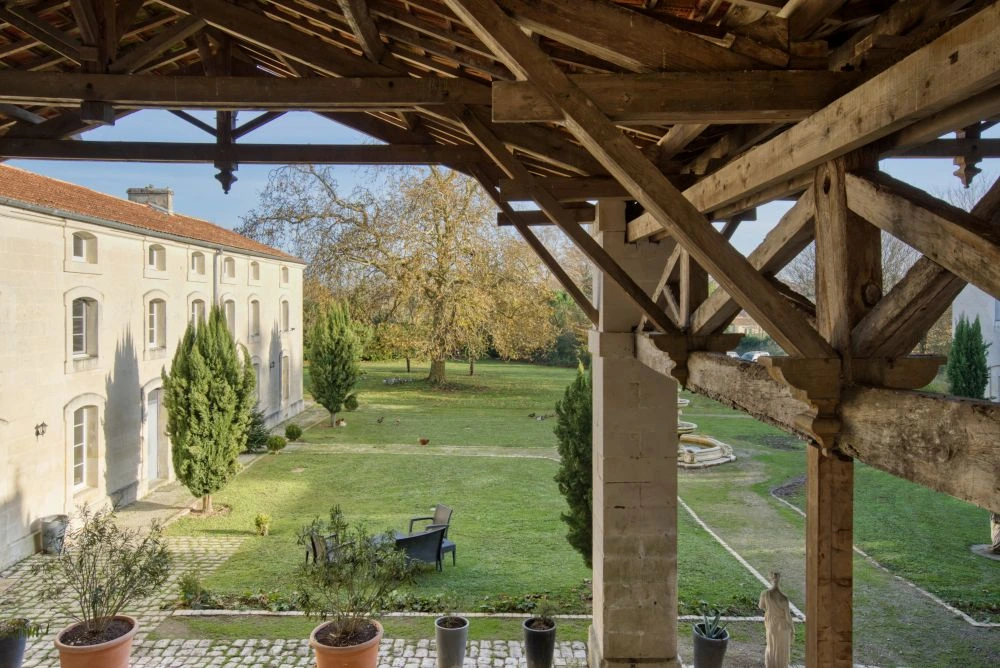 Jardin paysager d'une propriété en vente