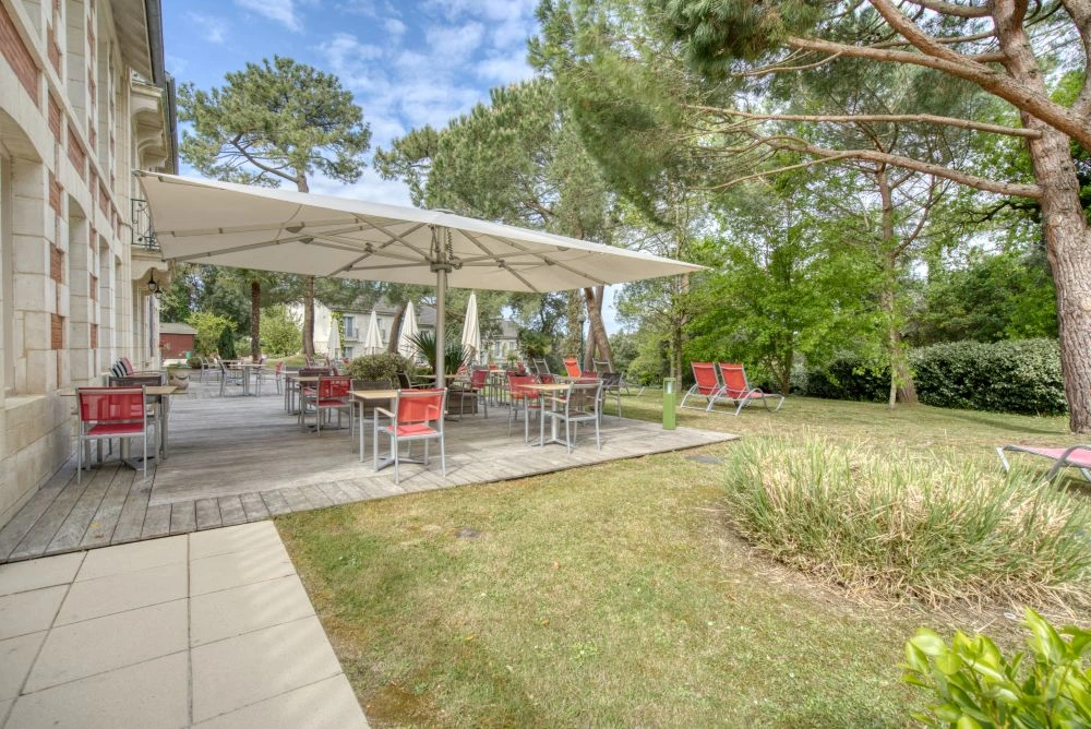 Terrasse de gîte avec vue au coucher de soleil