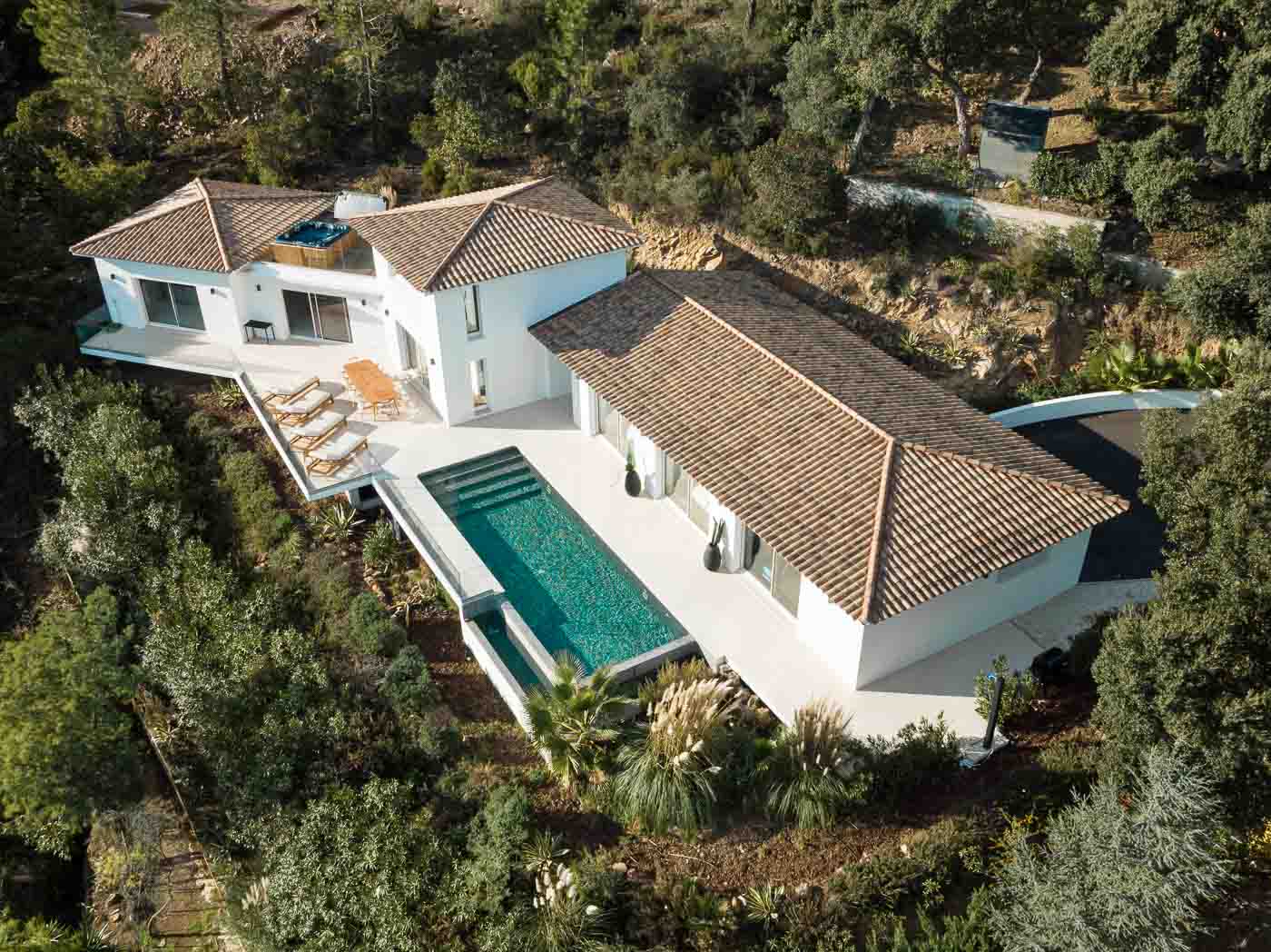 Photo par drone d'une maison et son jardin